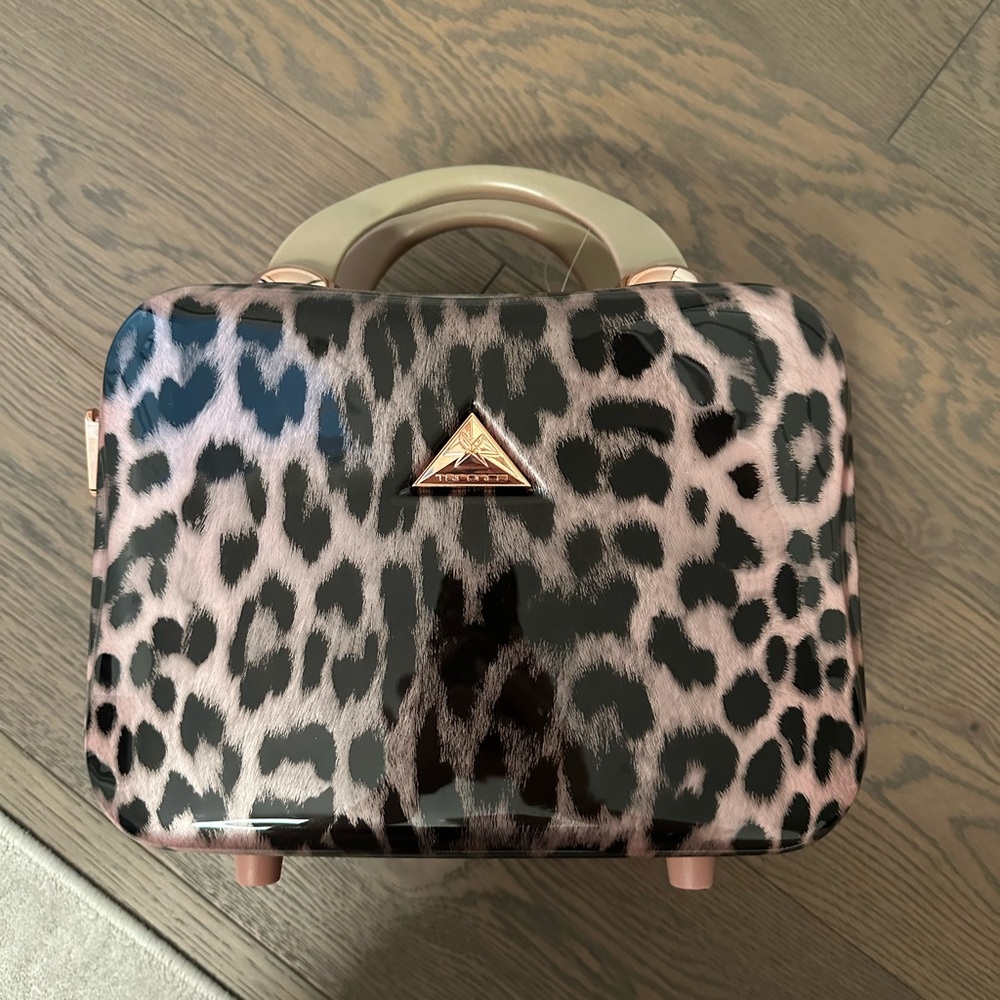Travel makeup case